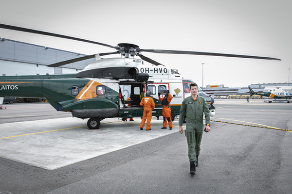 Rajavartiolaitoksen Puma-helikopteri kentällä.