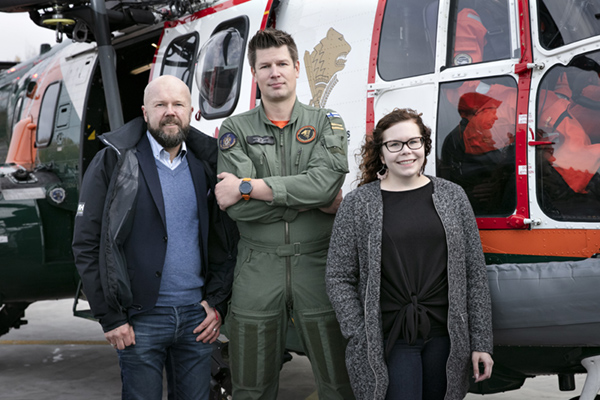 Kimmo Komulainen, Mikko Ketonen ja Reetta Siltasalmi-Kautto Puma-helikopterin edessä.