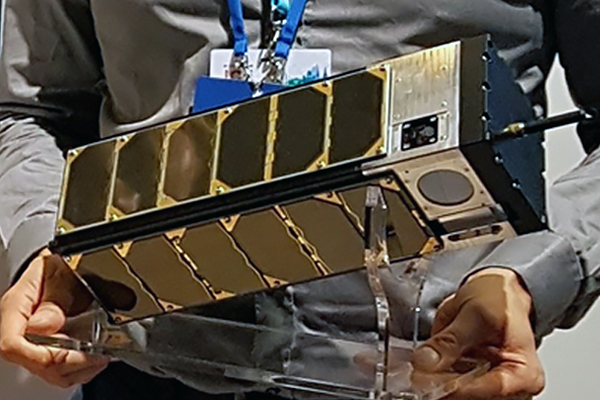 W-Cube-nanosatelliitti on niin pieni, että mahtuu syliin.