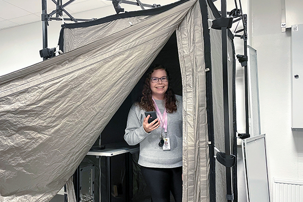 Reetta Siltasalmi-Kautto seisoo testilaboratoriossa olevassa RF-teltassa.