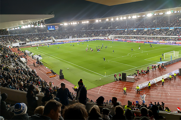 Katsomonäkymä jalkapallo-ottelusta Olympiastadionilla.