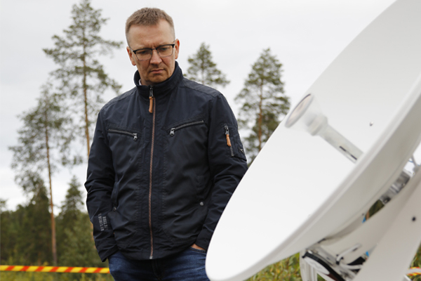 Antti Kauppinen tutkii satelliittilautasta testitilaisuudessa.