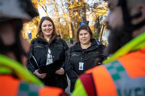 Tiina Pyöli ja Hanne Raatikainen keskustelevat pelastajien kanssa,.