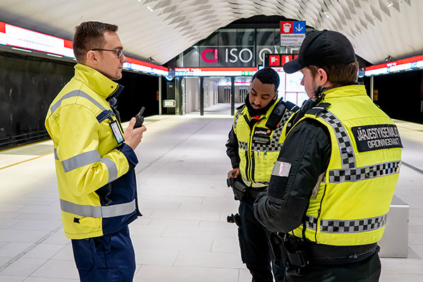 Juhana Hietaranta keskustelee järjestyksenvalvojien Adam Abdillahin ja Jeremias Haapalaisen kanssa.