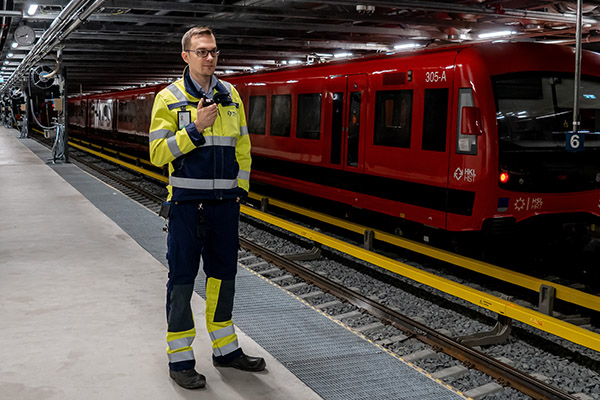 Juhana Hietaranta seisoo metrojunan vieressä.