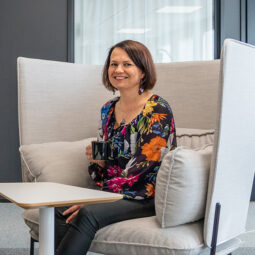 Erillisverkkojen henkilöstöpäällikkö Susanna Viljanen istuu nojatuolissa kahvikuppi kädessään.