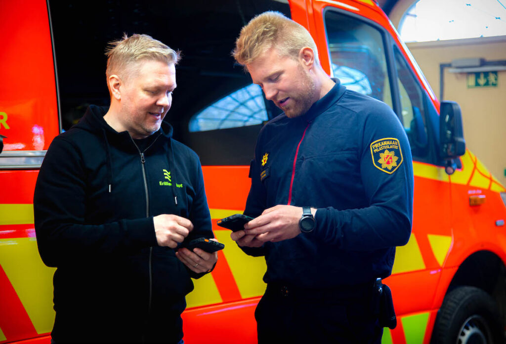 Kuvassa Erillisverkkojen yksikönpäällikkö Mauri Kataja sekä Pirkanmaan pelastuslaitoksen palomestari Juha Toivonen.