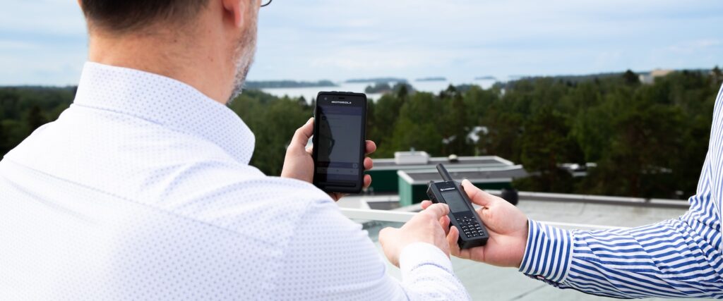 Kaksi henkilöä vertailee uutta Virve 2 -päätelaitetta ja nykyistä Virve-päätelaitetta